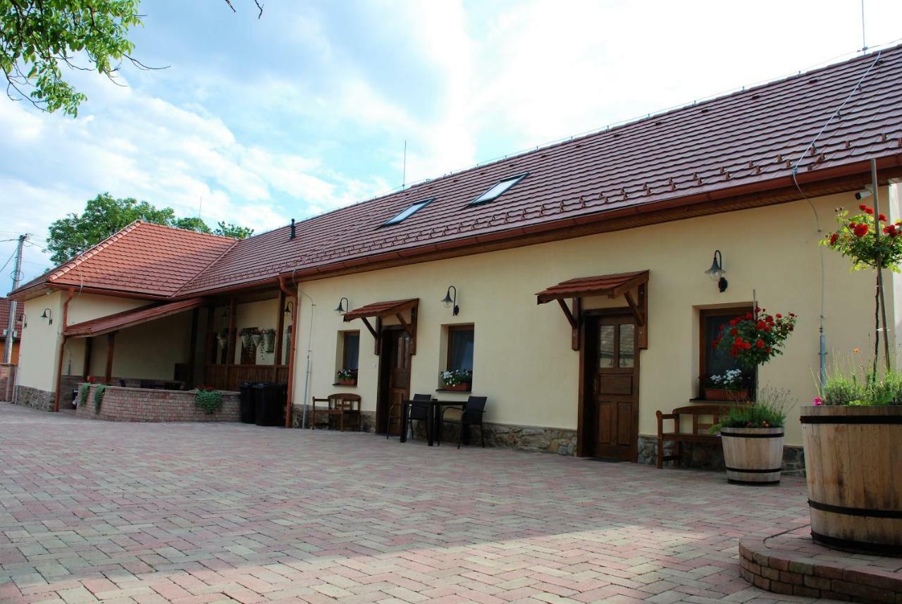 Ubytovanie Tri Ruze Krásnohorské Podhradie エクステリア 写真