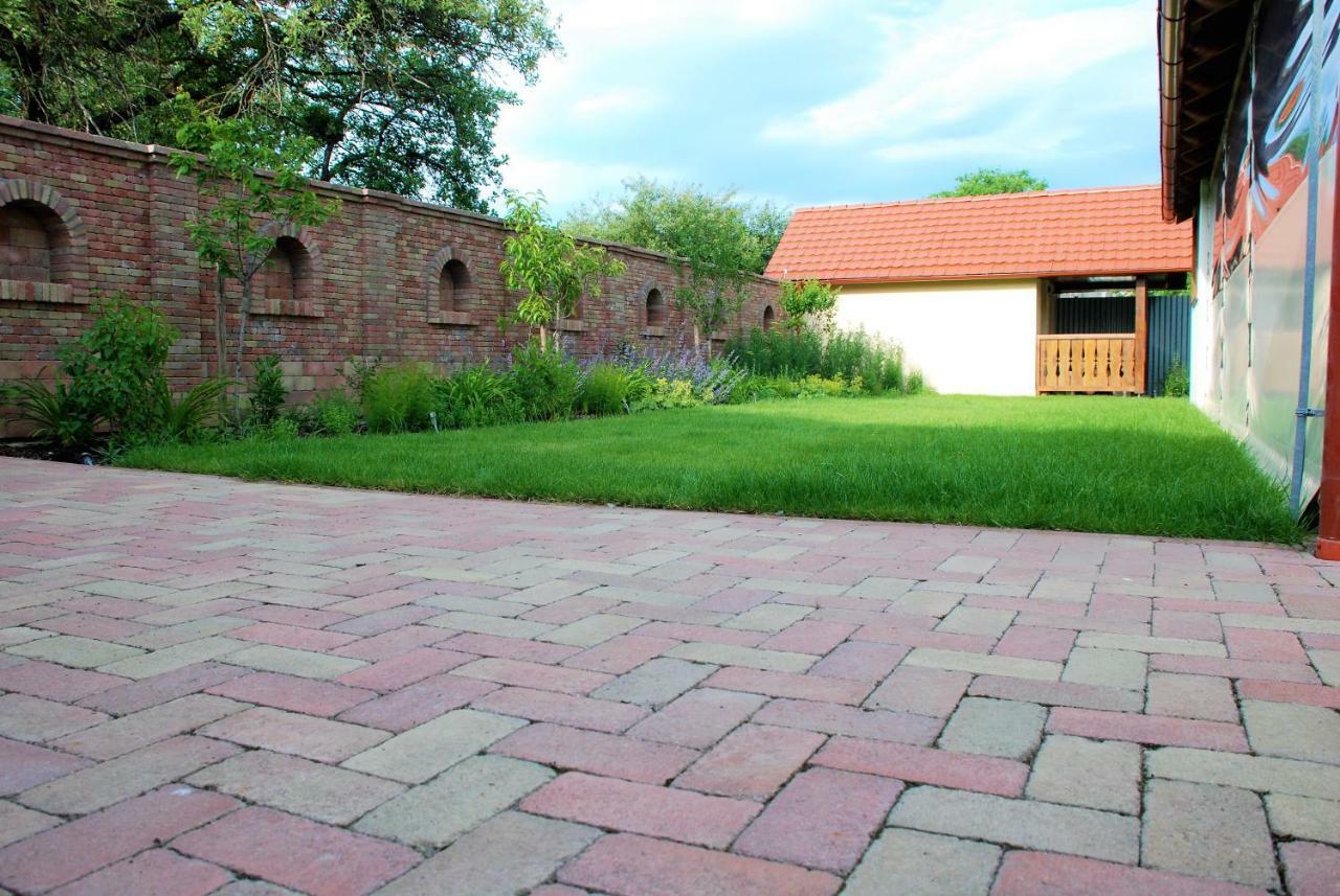 Ubytovanie Tri Ruze Krásnohorské Podhradie エクステリア 写真