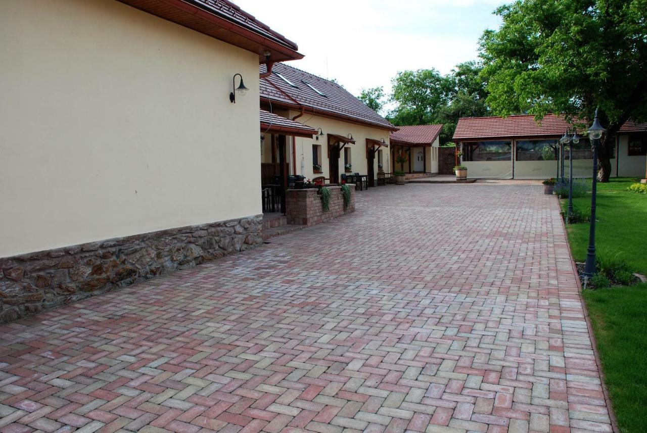 Ubytovanie Tri Ruze Krásnohorské Podhradie エクステリア 写真