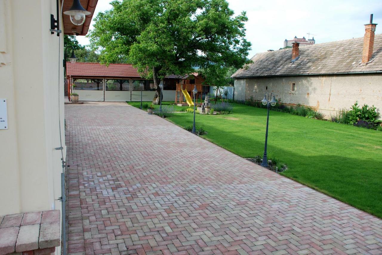 Ubytovanie Tri Ruze Krásnohorské Podhradie エクステリア 写真